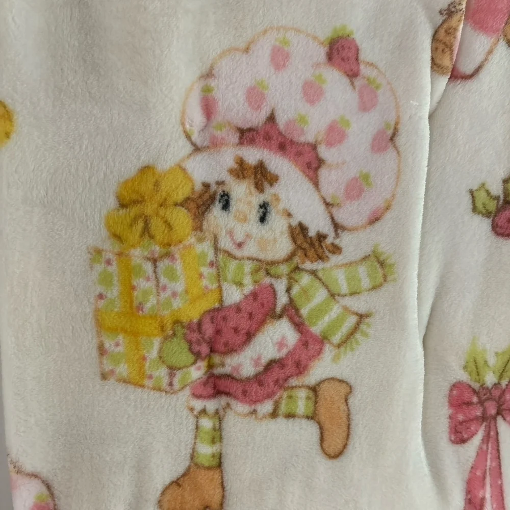 Strawberry Shortcake Plush Throw Blanket - Picture 2 of 3